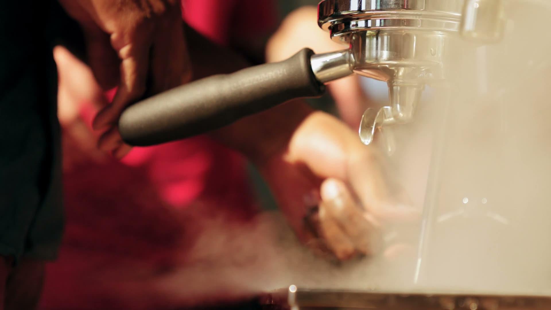Barista servindo café expresso em máquina profissional atendida pela MHL